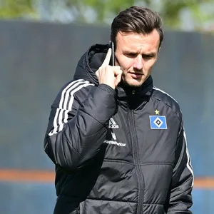 HSV-Sportdirektor Claus Costa am Telefon