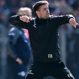 Fabian Hürzeler feiert den Sieg gegen Bielefeld