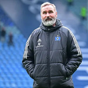 HSV-Trainer Tim Walter ist nachdenklich