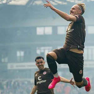 Lukas Daschner freut sich über ein Tor für St. Pauli.
