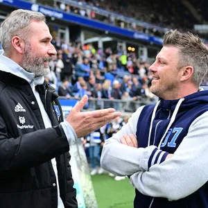 Paderborn-Coach Lukas Kwasniok im Austausch mit HSV-Trainer Tim Walter