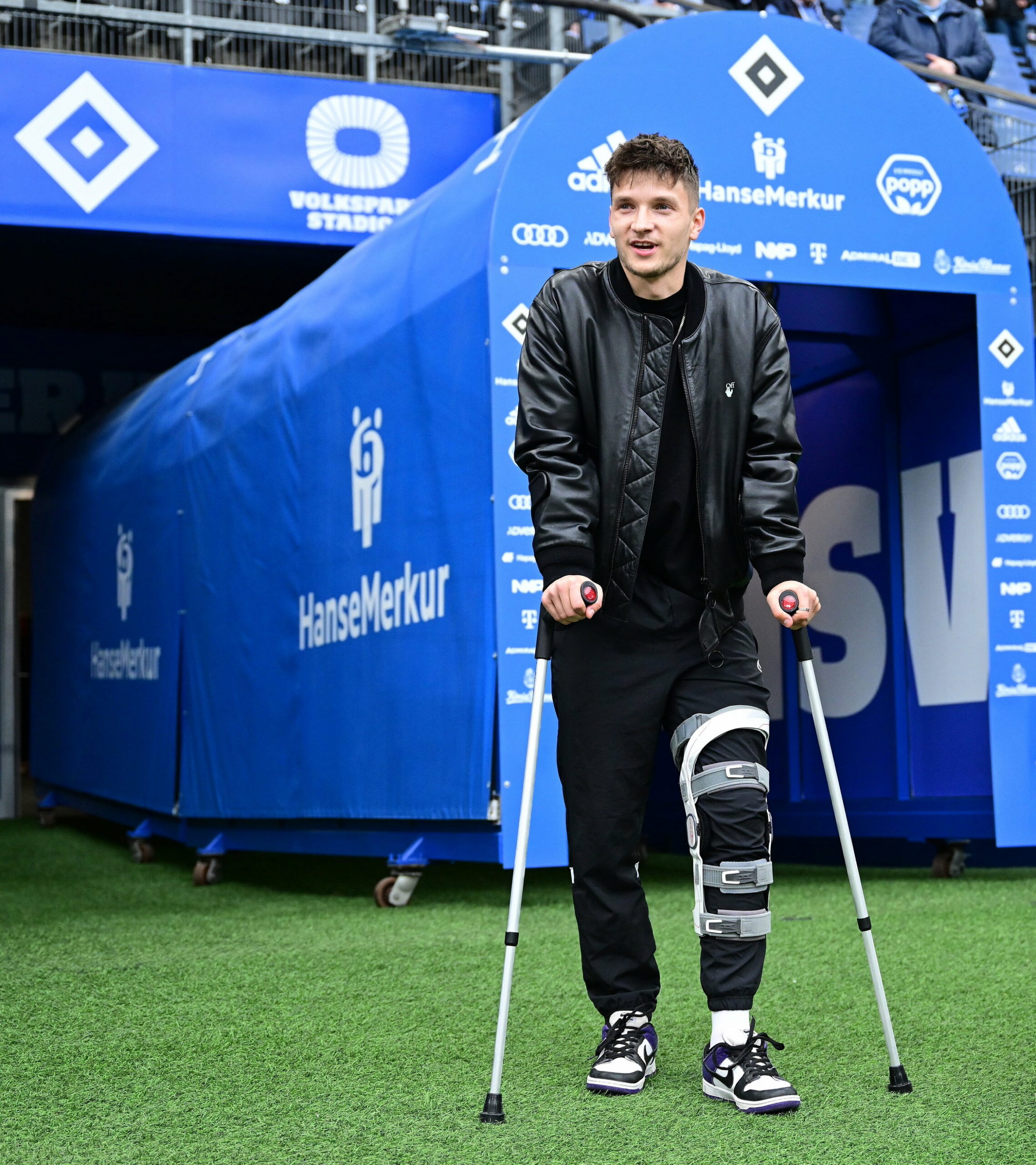 Noah Katterbach kommt mit Krücken und Schiene zum Heimspiel gegen Paderborn