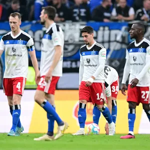 Enttäuschte Gesichter beim HSV nach dem Abpfiff im Heimspiel gegen Paderborn