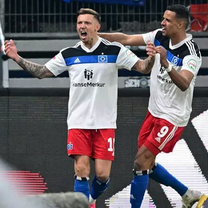 Sonny Kittel bejubelt mit Robert Glatzel sein HSV-Tor