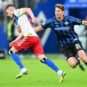 HSV-Profi László Bénes gegen Paderborns Maxi Rohr