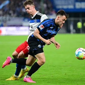 Miro Muheim verursacht gegen Florent Muslija einen Elfmeter
