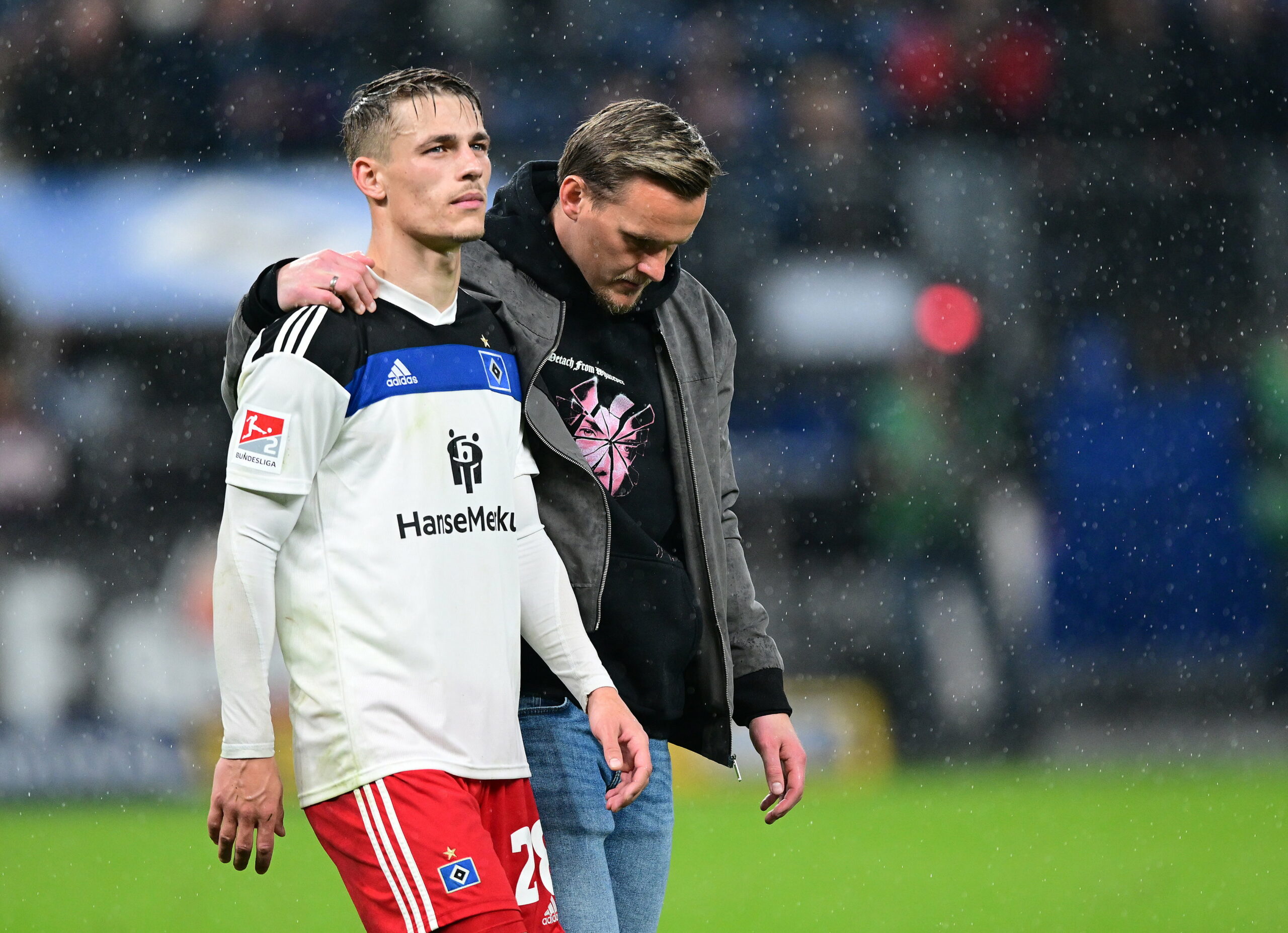 HSV-Torhüter Tom Mickel nimmt Miro Muheim in den Arm.
