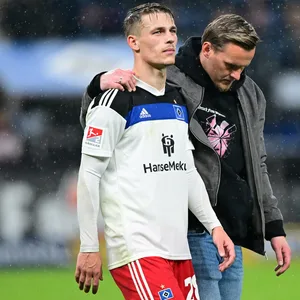 HSV-Torhüter Tom Mickel nimmt Miro Muheim in den Arm.