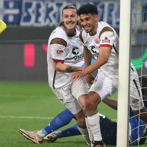 Elias Saad jubelt mit Jackson Irvine über sein Tor