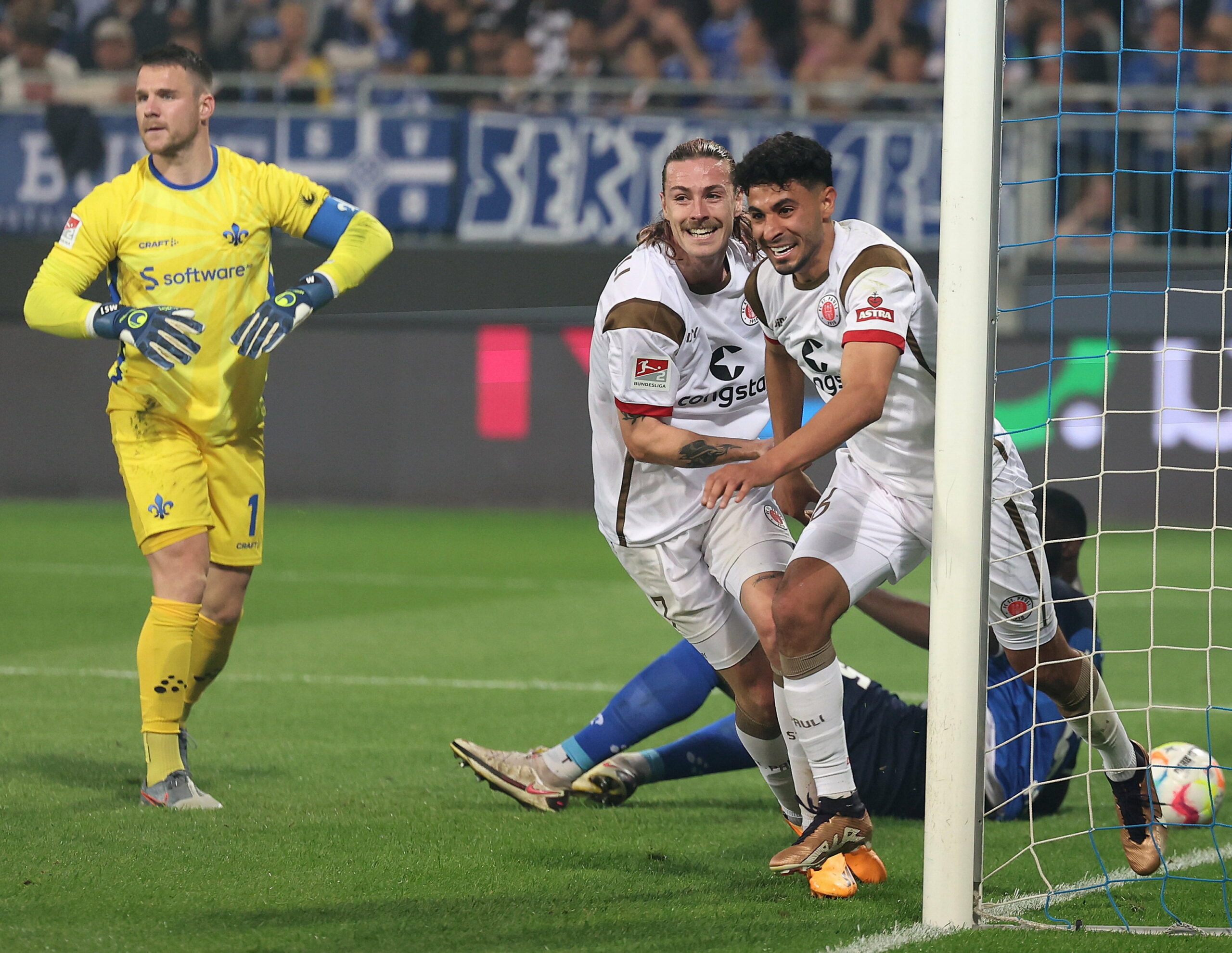 Elias Saad bejubelt sein Tor zum 2:0 in Darmstadt