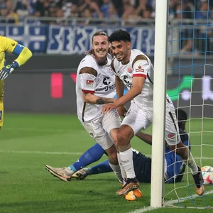 Elias Saad bejubelt sein Tor zum 2:0 in Darmstadt
