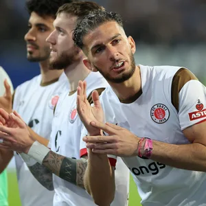 Leart Paqarada nach dem St. Pauli-Sieg in Darmstadt