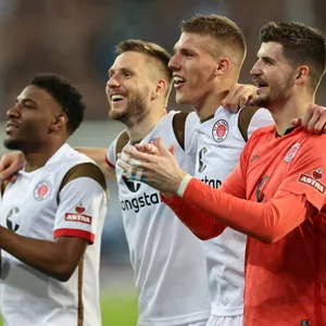 Oladapo Afolayan, Karol Mets, Jakov Medic und Torwart Nikola Vasilj (v. l.) bejubeln den Auswärtssieg in Darmstadt