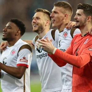 St. Pauli feiert das 3:0 bei Darmstadt 98.
