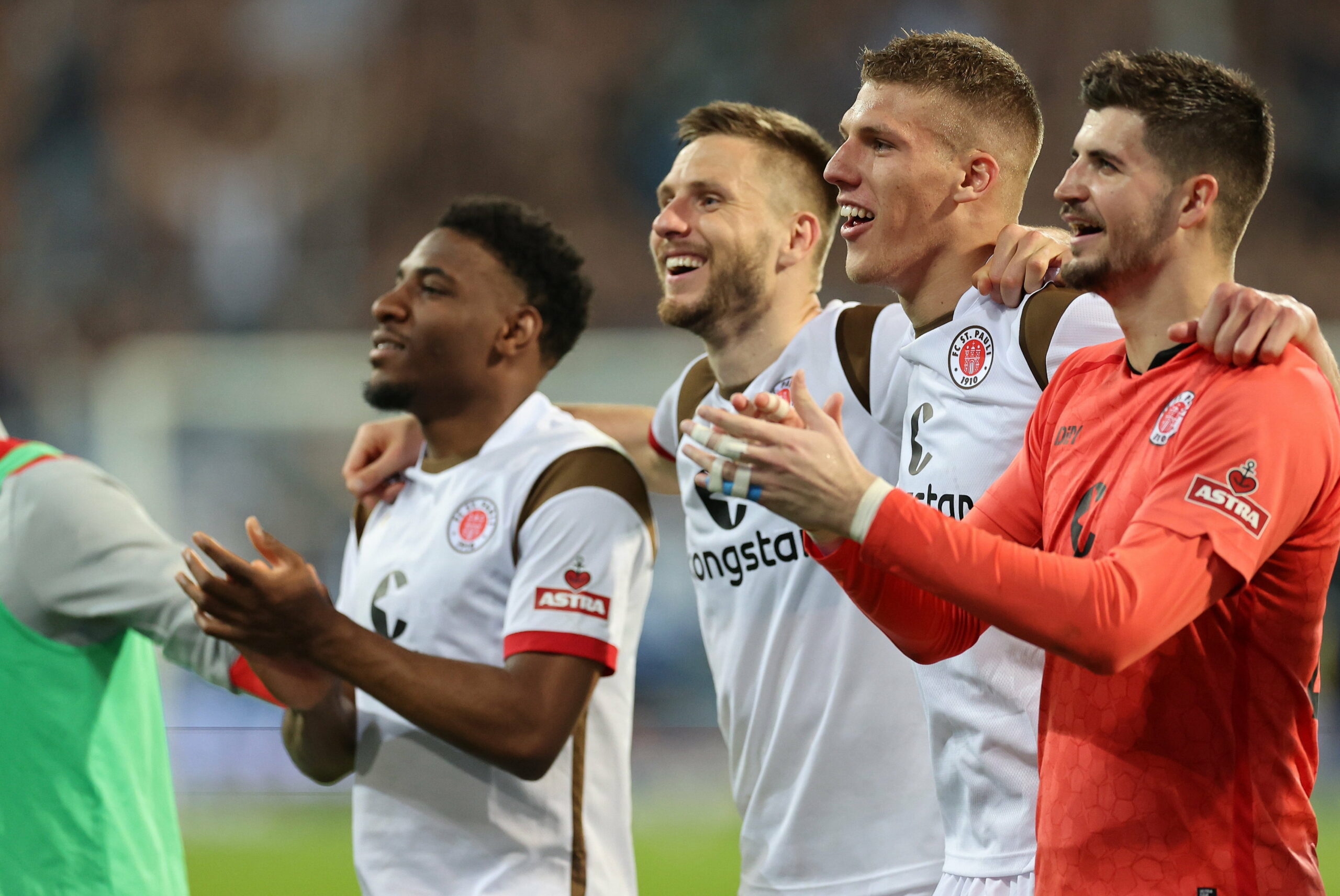 Afolayan, Mets, Medic und Vasilj feiern den Sieg in Darmstadt