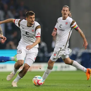 Adam Dzwigala und Jackson Irvine beim Spiel in Darmstadt