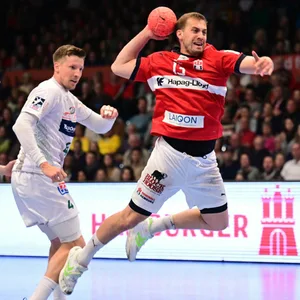 Kreisläufer Niklas Weller vom HSV Hamburg beim Torwurf