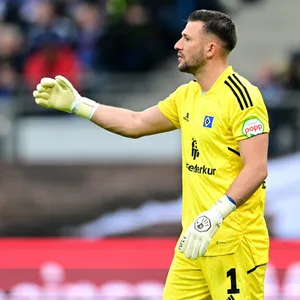 HSV-Torhüter Daniel Heuer Fernandes dirigiert