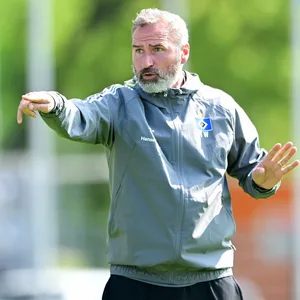 HSV-Trainer Tim Walter dirigiert im Training