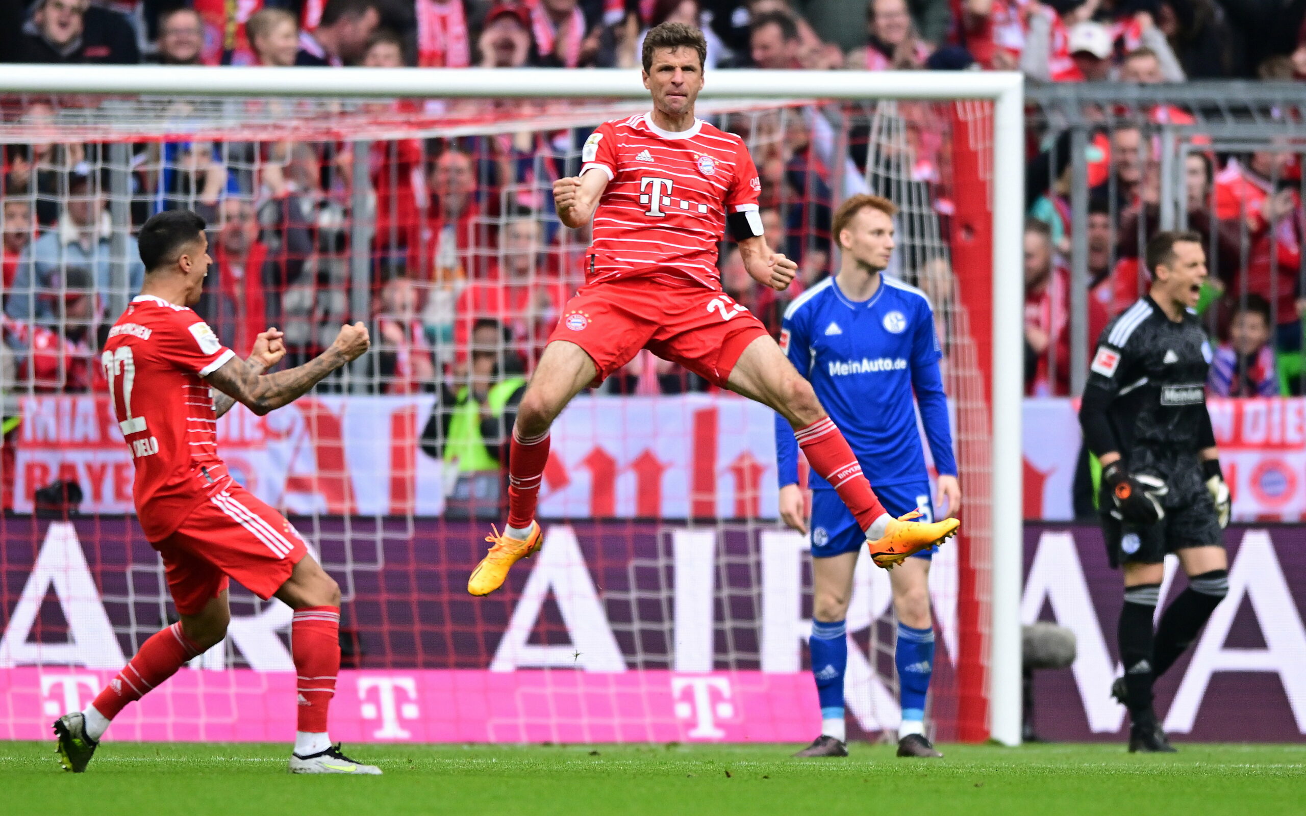Thomas Müller feiert seinen Treffer gegen Schalke