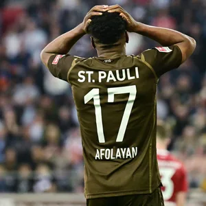 St. Paulis Oladapo Afolayan im Spiel gegen Düsseldorf