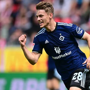 Miro Muheim jubelt über sein Tor für den HSV