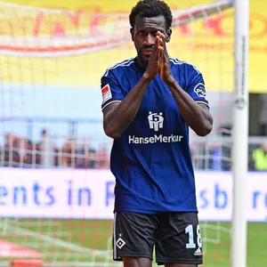 Applaus, Applaus! Bakery Jatta bedankt sich bei den Fans für die Unterstützung.