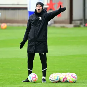 St. Pauli-Coach Fabian Hürzeler gestikuliert im Training