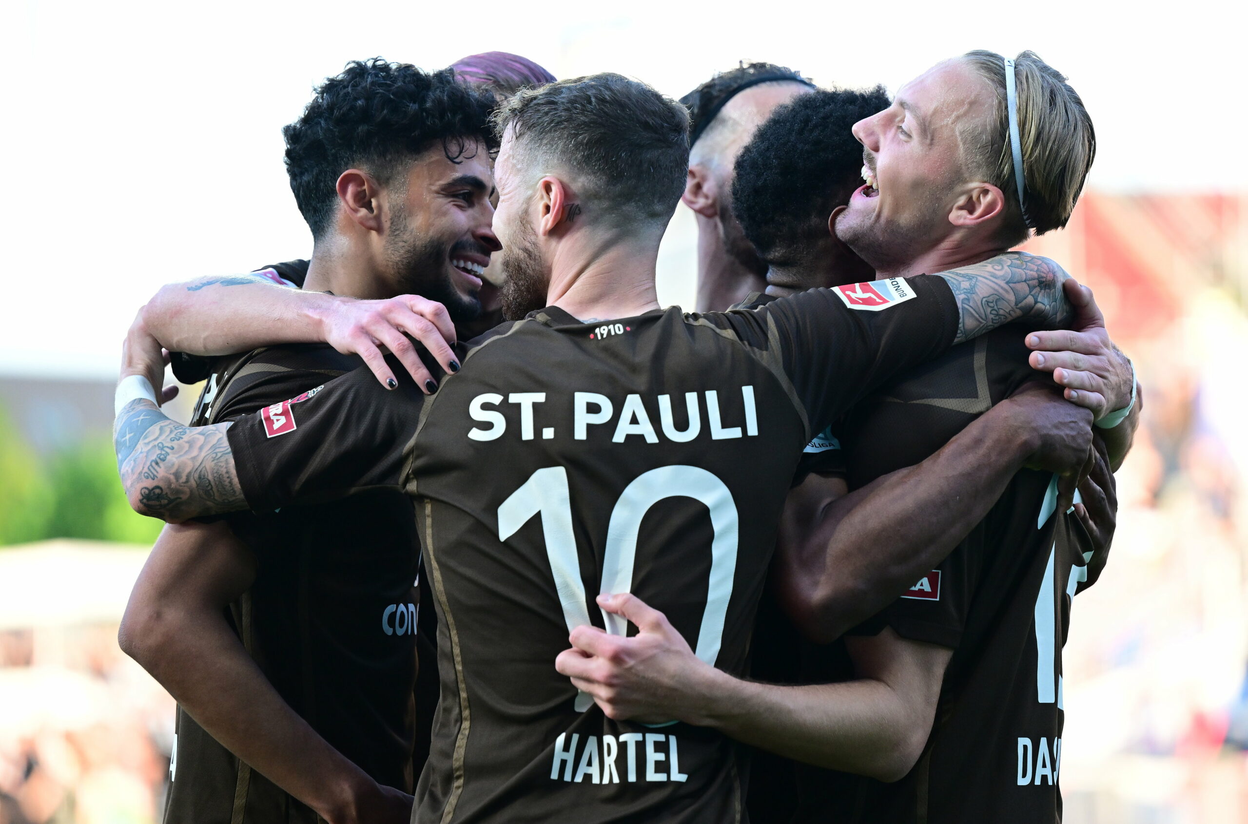 Lukas Daschner hat getroffen, St. Pauli feiert die 3:1-Führung in Kiel.