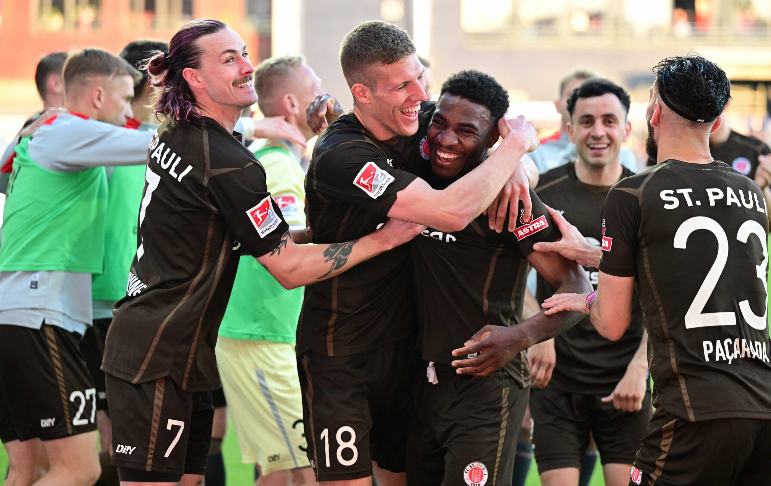 St. Paulis Spieler feiern den 4:3-Sieg in Kiel