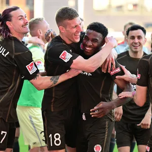 St. Paulis Spieler feiern den 4:3-Sieg in Kiel
