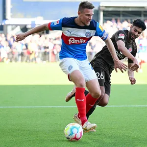 Kiels Hauke Wahl im Duell mit St. Paulis Elias Saad.