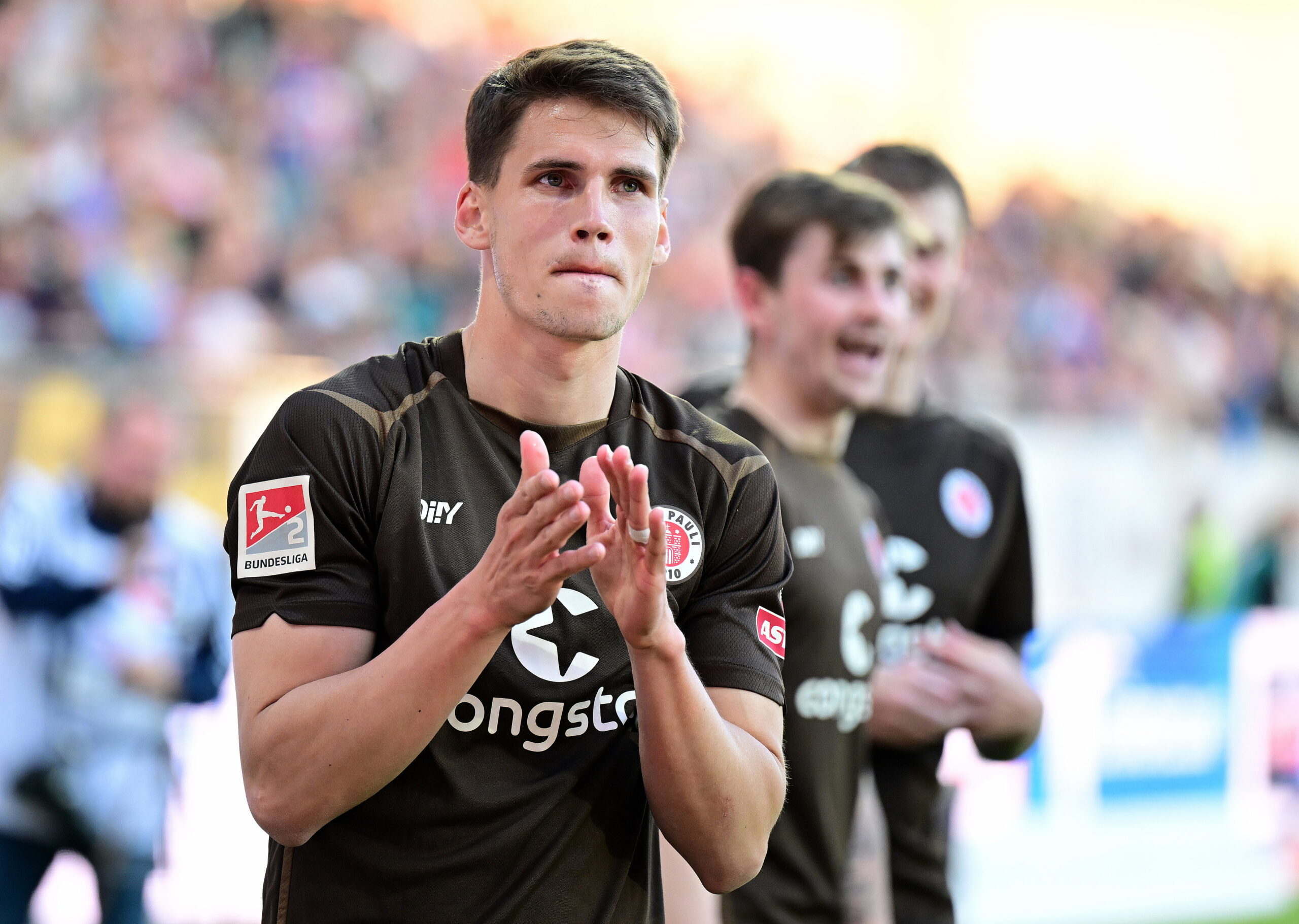 Luca Zander bedankt sich bei den St. Pauli-Fans