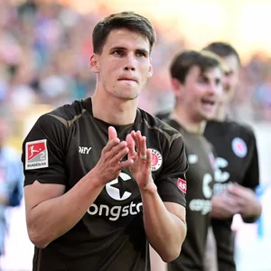 Luca Zander bedankt sich bei den St. Pauli-Fans