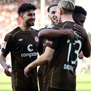 Afeez Aremu, Elias Saad, Leart Paqarad, Lukas Daschner und Oladapo Afolayan (von links) bejubeln ein St. Pauli-Tor in Kiel.