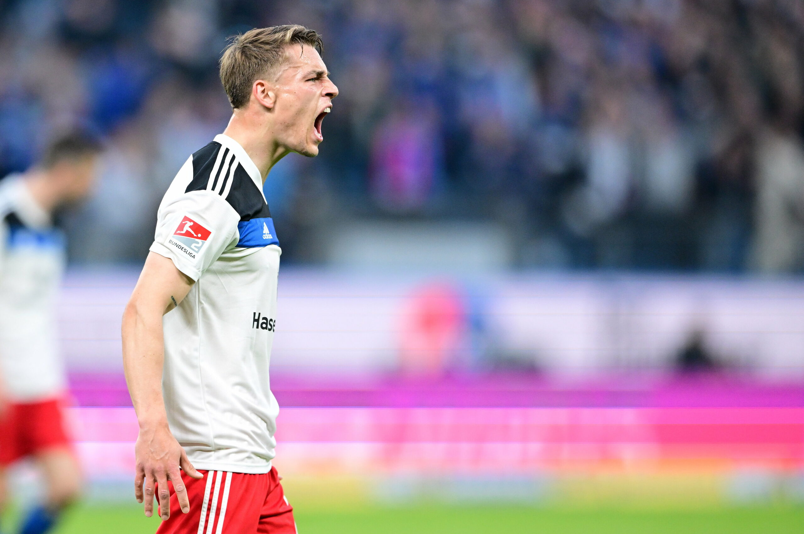 Miro Muheim jubelt über sein Tor für den HSV gegen Fürth