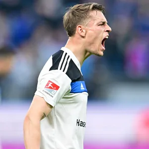 Miro Muheim jubelt über sein Tor für den HSV gegen Fürth