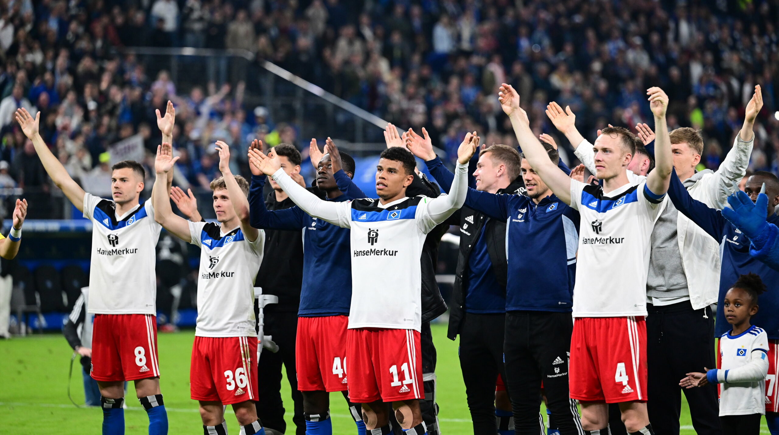 Ovationen nach dem Sieg: Die HSV-Profis lassen sich von ihren Fans feiern.