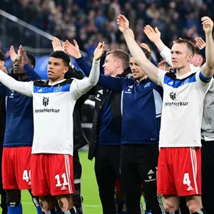 Ovationen nach dem Sieg: Die HSV-Profis lassen sich von ihren Fans feiern.