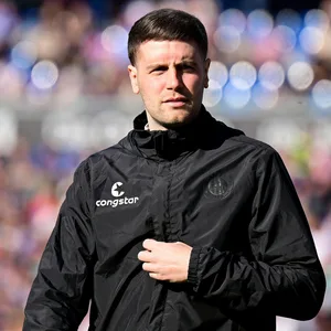 Fabian Hürzeler mit konzentriertem Blick