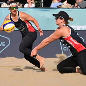 Isabel Schneider und Julia Sude bei einem BeacvVolleyballspiel
