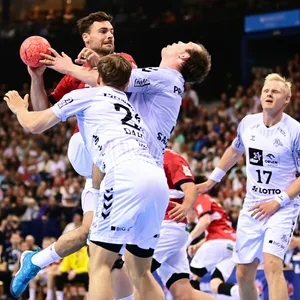 Dani Baijens (l.) vom HSV Hamburg gegen die Abwehr des THW Kiel