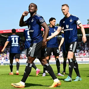 Jean-Luc Dompé bejubelt seinen Führungstreffer in Sandhausen