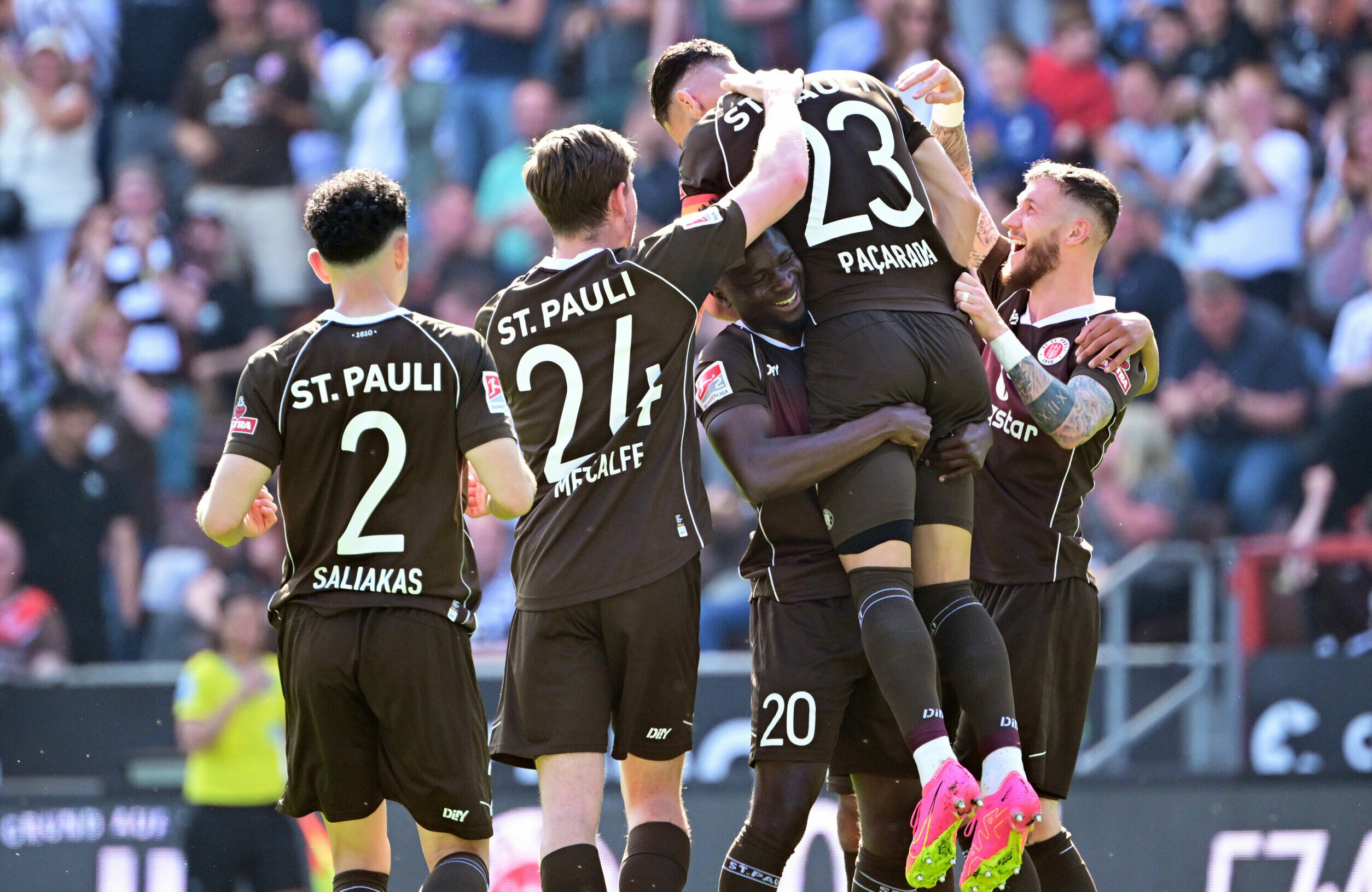 Die Spieler des FC St. Pauli feiern das Tor von Leart Paqarada zum 1:1 gegen Karlsruhe