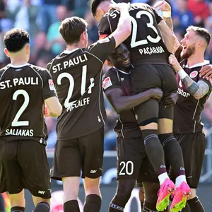 Die Spieler des FC St. Pauli feiern das Tor von Leart Paqarada zum 1:1 gegen Karlsruhe