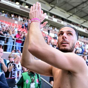Leart Paqarada nach seinem letzten Spiel für St. Pauli