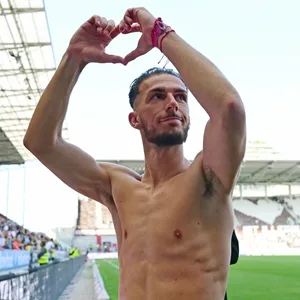 Leart Paqarada zeigt ein Herz in Richtung der St. Pauli-Fans.