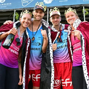 Die Siegerinnen und Sieger des Beachvolleyball-Events „King of the Court“ feiern