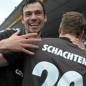 Sebastian Schachten freut sich nach dem Klassenerhalt 2015.