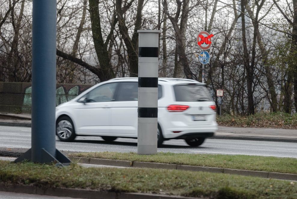 Das Schild ist weg: Seit Anfang des Jahres gilt vor den Elbbrücken Tempo 50 – viele wissen das nicht.